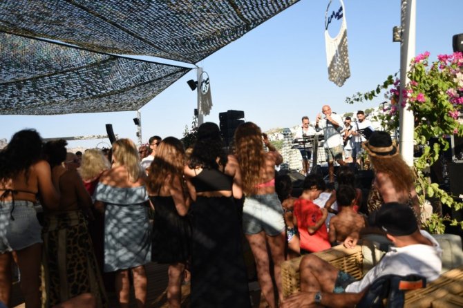 Tatilciler Altay’ın şarkılarıyla coştu