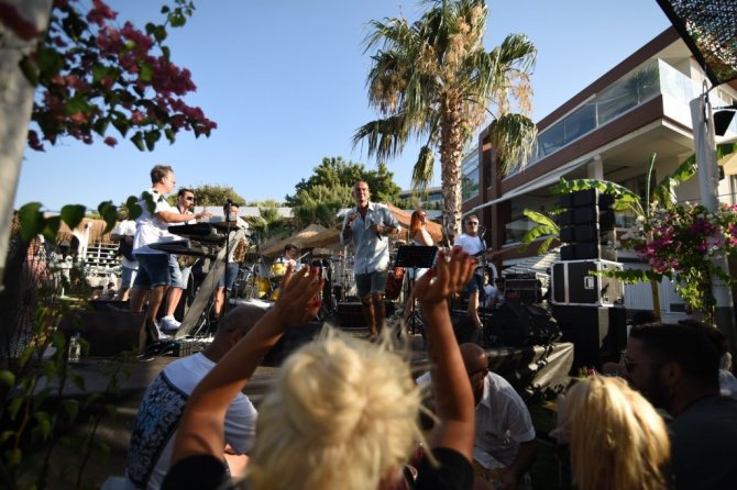 Tatilciler Altay’ın şarkılarıyla coştu