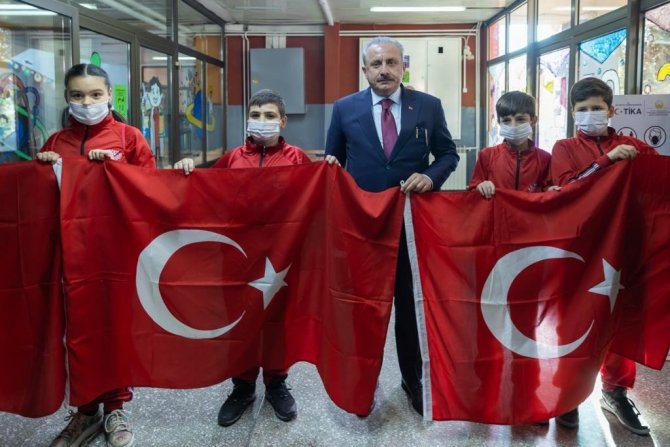 TBMM Başkanı Şentop’tan Üsküp’te Türkçe eğitim veren ilkokula ziyaret