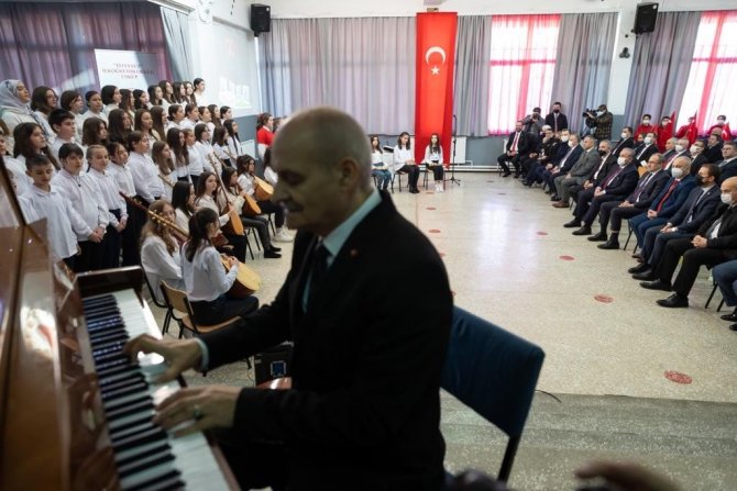 TBMM Başkanı Şentop’tan Üsküp’te Türkçe eğitim veren ilkokula ziyaret