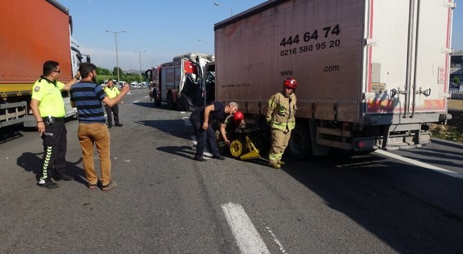 TEM otoyolu KurtkÃ¶y mevkiinde 3 kamyonun Ã§arpÄ±ÅmasÄ± sonucu meydana gelen kazada 1 kiÅi yaralandÄ±. AraÃ§ iÃ§inde sÄ±kÄ±Åan sÃ¼rÃ¼cÃ¼ itfaiye tarafÄ±ndan kurtarÄ±lÄ±rken, kaza nedeniyle yolda kilometrelerce araÃ§ kuyruÄu oluÅtu. ile ilgili gÃ¶rsel sonucu