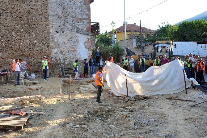 Temel Kazısında 2 Bin 400 Yıllık Oda Mezar Bulundu