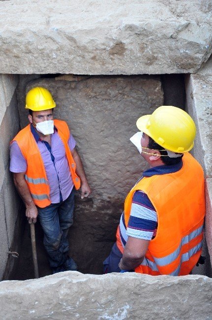 Temel Kazısında 2 Bin 400 Yıllık Oda Mezar Bulundu