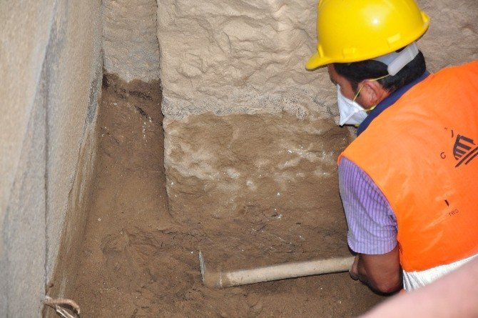 Temel Kazısında 2 Bin 400 Yıllık Oda Mezar Bulundu