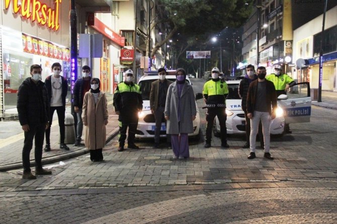 TÜGVA’lı gençlerden görev başındaki polislere destek ziyareti