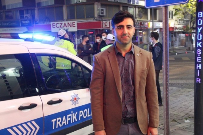 TÜGVA’lı gençlerden görev başındaki polislere destek ziyareti