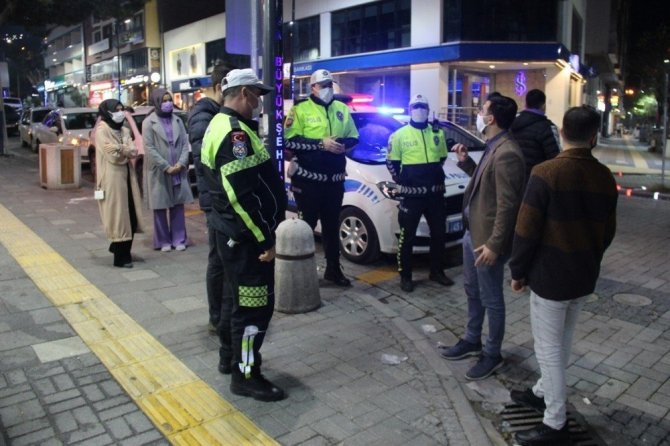 TÜGVA’lı gençlerden görev başındaki polislere destek ziyareti