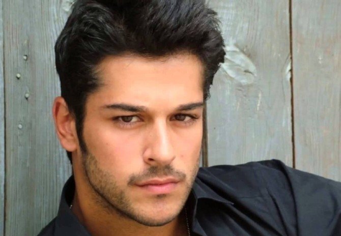 TÜM DÜNYAYA YAYIN YAPAN ULUSLARARASI KANALLARIN İSTANBUL SORUMLUSU MEDYADOKTORU'NUN, ORTADOĞU ÜLKELERİNDE DE İLGİ GÖREN TÜRK KADIN OYUNCULARINI PHOTOSHOP YÖNTEMİYLE YAŞLANDIRMASIYLA ORTAYA İLGİNÇ GÖRÜNTÜLER ÇIKTI. BURAK ÖZÇİVİT