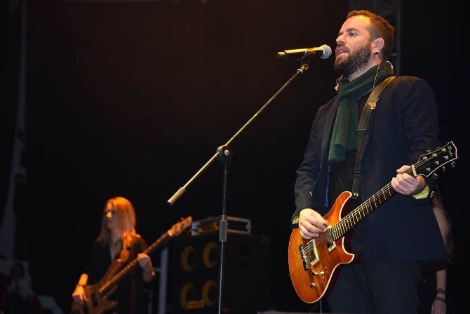 TÜRK ROCK MÜZİĞİ’NİN SEVİLEN İSMİ EMRE AYDIN 14 ŞUBAT SEVGİLİLER GÜNÜ KAPSAMINDA İZMİR’İN ALİAĞA İLÇESİNDE SAHNE ALDI. ÜNLÜ SANATÇI KONSERE KATILANLARA UNUTULMAZ BİR 14 ŞUBAT GECESİ YAŞATTI.