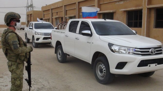 Türk ve Rus askeri yetkililer Suriye halkı için el sıkıştı