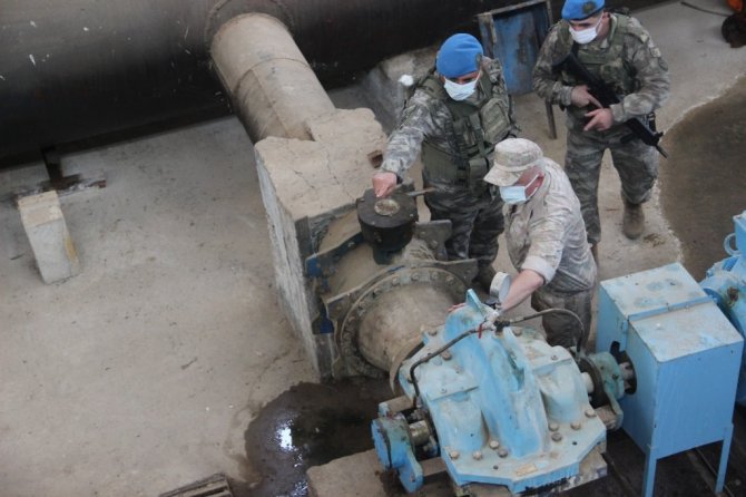 Türk ve Rus askeri yetkililer Suriye halkı için el sıkıştı