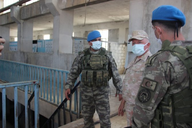 Türk ve Rus askeri yetkililer Suriye halkı için el sıkıştı