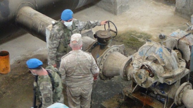 Türk ve Rus askeri yetkililer Suriye halkı için el sıkıştı