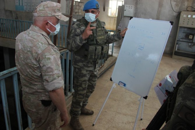 Türk ve Rus askeri yetkililer Suriye halkı için el sıkıştı