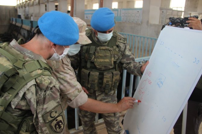 Türk ve Rus askeri yetkililer Suriye halkı için el sıkıştı