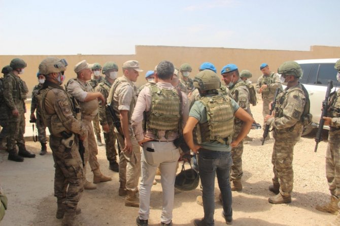 Türk ve Rus askeri yetkililer Suriye halkı için el sıkıştı