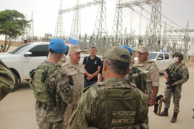 Türk ve Rus askeri yetkililer Suriye halkı için el sıkıştı