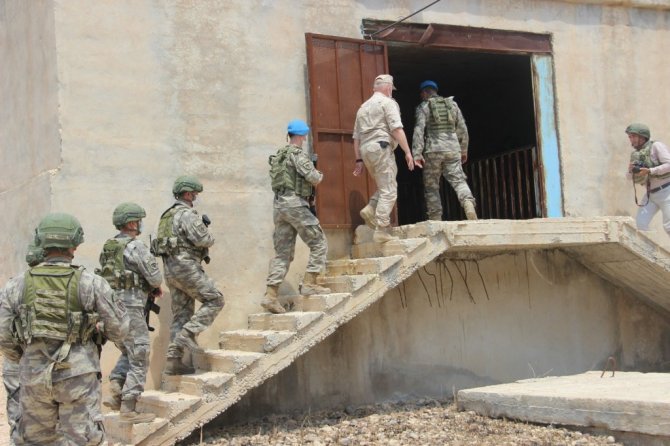 Türk ve Rus askeri yetkililer Suriye halkı için el sıkıştı