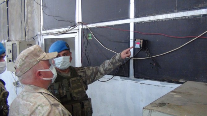 Türk ve Rus askeri yetkililer Suriye halkı için el sıkıştı