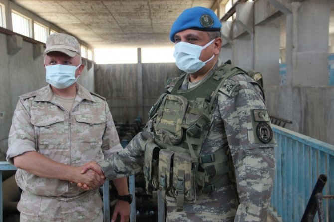 Türk ve Rus askeri yetkililer Suriye halkı için el sıkıştı