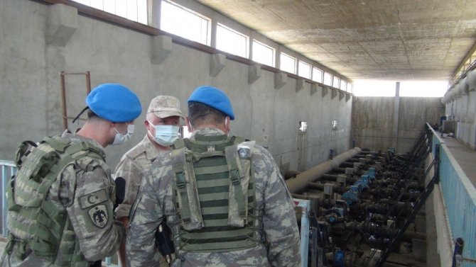 Türk ve Rus askeri yetkililer Suriye halkı için el sıkıştı