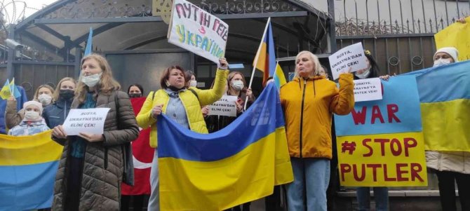 Türkiye’de yaşayan Ukraynalılar, Rusya’yı protesto etti: \