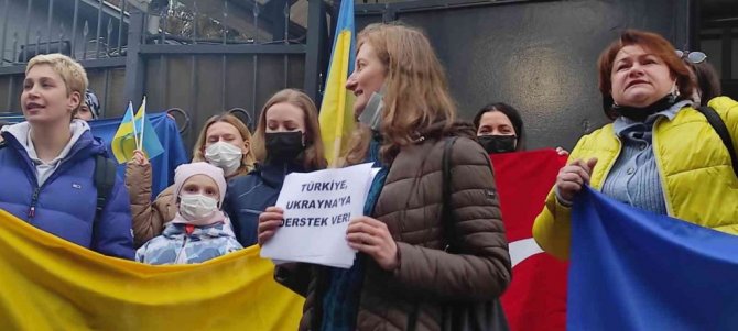 Türkiye’de yaşayan Ukraynalılar, Rusya’yı protesto etti: \