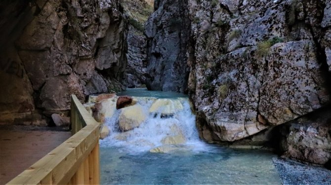 Türklere özgü turkuaz rengiyle ünlü Acıpayam Kanyonu turizme hazırlanıyor