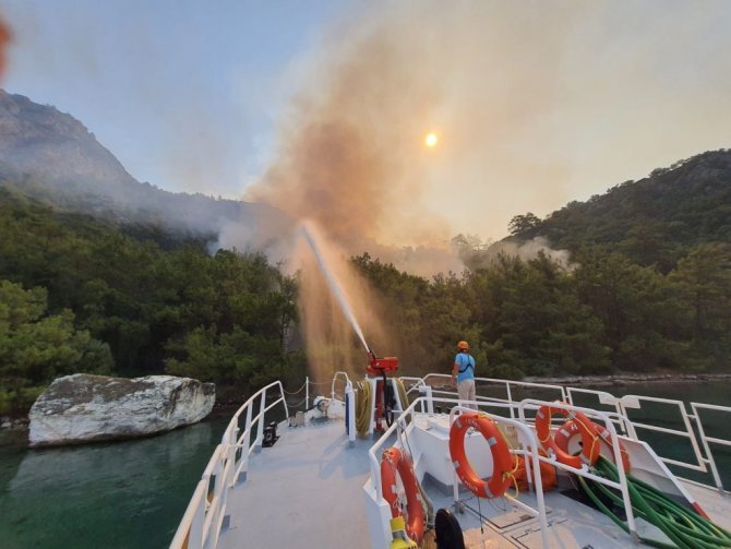 Ulaştırma ve Altyapı Bakanlığı, hızlı tahlisiye botu ile yangına denizden müdahale etti