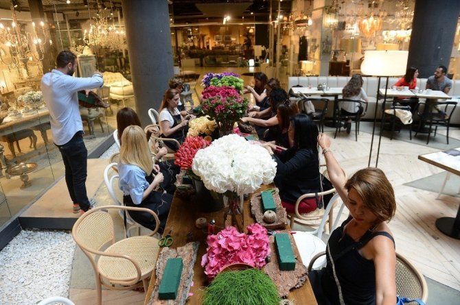 Ünlü isimler çiçeklerle renkli sofralar hazırlamak üzere bir araya geldi
