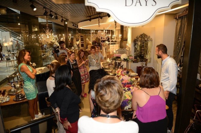 Ünlü isimler çiçeklerle renkli sofralar hazırlamak üzere bir araya geldi