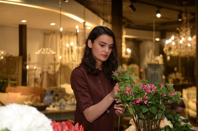 Ünlü isimler çiçeklerle renkli sofralar hazırlamak üzere bir araya geldi