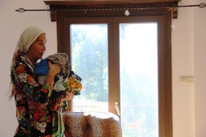 Ünlü manken tüm mal varlığını satıp köye yerleşmişti; ağlaya ağlaya köy hayatını bıraktı