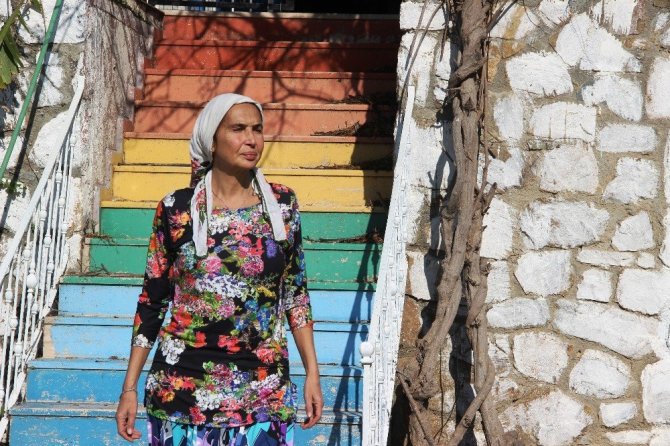 Ünlü manken tüm mal varlığını satıp köye yerleşmişti; ağlaya ağlaya köy hayatını bıraktı