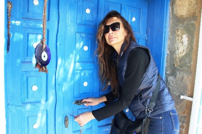 Ünlü manken tüm mal varlığını satıp köye yerleşmişti; ağlaya ağlaya köy hayatını bıraktı