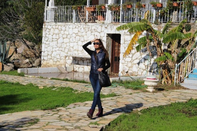 Ünlü manken tüm mal varlığını satıp köye yerleşmişti; ağlaya ağlaya köy hayatını bıraktı