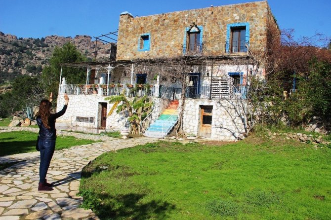 Ünlü manken tüm mal varlığını satıp köye yerleşmişti; ağlaya ağlaya köy hayatını bıraktı