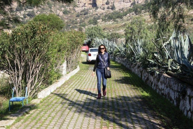 Ünlü manken tüm mal varlığını satıp köye yerleşmişti; ağlaya ağlaya köy hayatını bıraktı