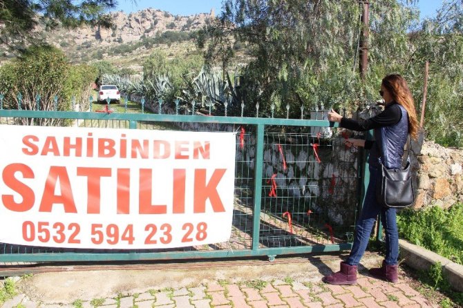 Ünlü manken tüm mal varlığını satıp köye yerleşmişti; ağlaya ağlaya köy hayatını bıraktı