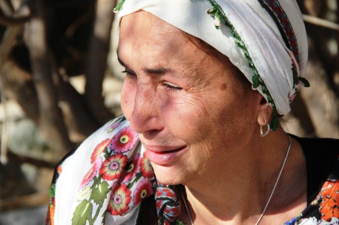 Ünlü manken tüm mal varlığını satıp köye yerleşmişti; ağlaya ağlaya köy hayatını bıraktı