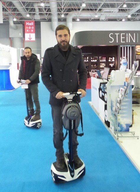 ÜNLÜ OYUNCU ENGİN ALTAN DÜZYATAN, BOAT SHOW FUARINDA SERGİLENEN KENDİNDEN DENGELİ ELEKTRİKLİ TEK TEKER INMOTİON İLE FUARIN ALTINI ÜSTÜNE GETİRDİ.