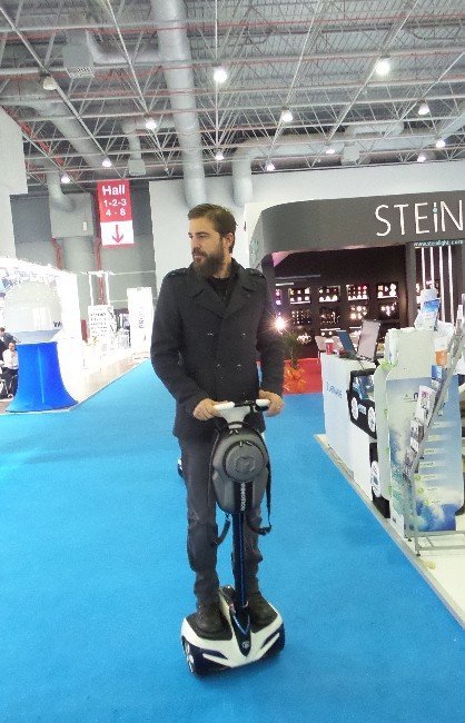 ÜNLÜ OYUNCU ENGİN ALTAN DÜZYATAN, BOAT SHOW FUARINDA SERGİLENEN KENDİNDEN DENGELİ ELEKTRİKLİ TEK TEKER INMOTİON İLE FUARIN ALTINI ÜSTÜNE GETİRDİ.