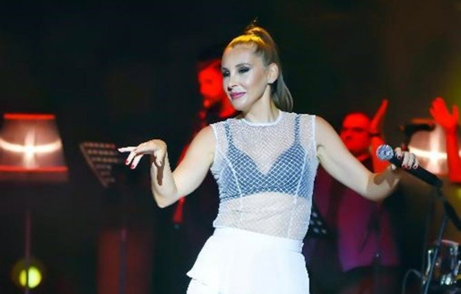 Ünlü sanatçı Funda Arar: \