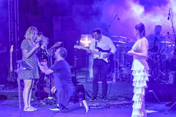 Ünlü sanatçı Funda Arar: \