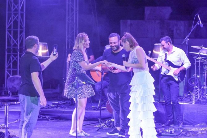 Ünlü sanatçı Funda Arar: \