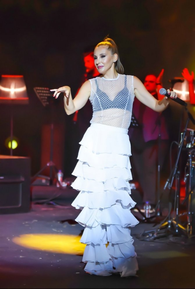 Ünlü sanatçı Funda Arar: \