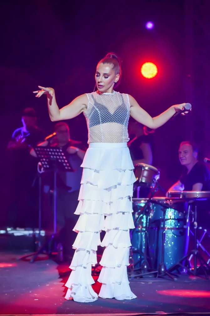 Ünlü sanatçı Funda Arar: \