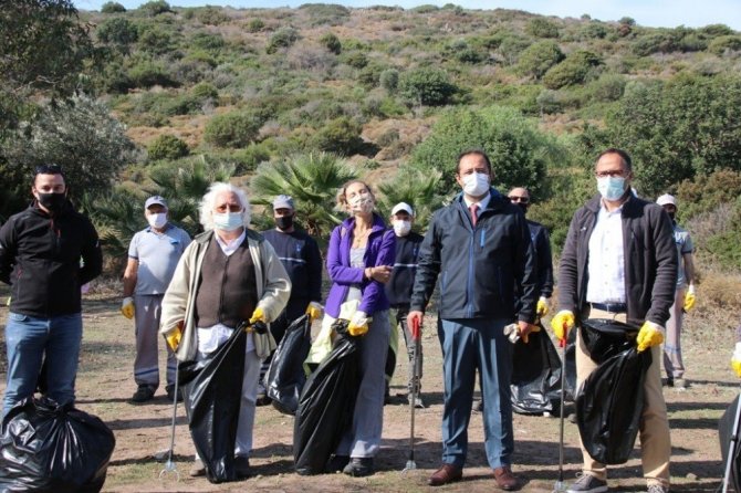 Ünlü sanatçılar Bodrum’da yerden izmarit topladı
