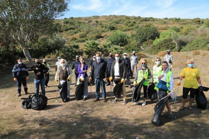 Ünlü sanatçılar Bodrum’da yerden izmarit topladı