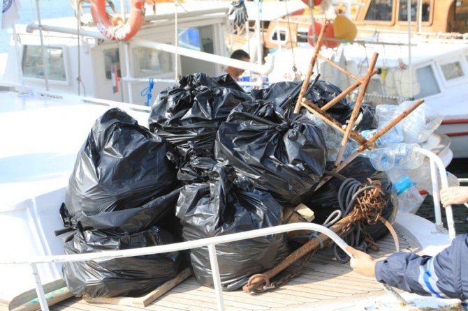 Ünlü sanatçılar Bodrum’da yerden izmarit topladı